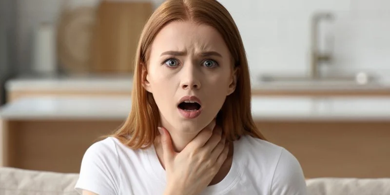 женщина испытывает внезапную паническую атаку